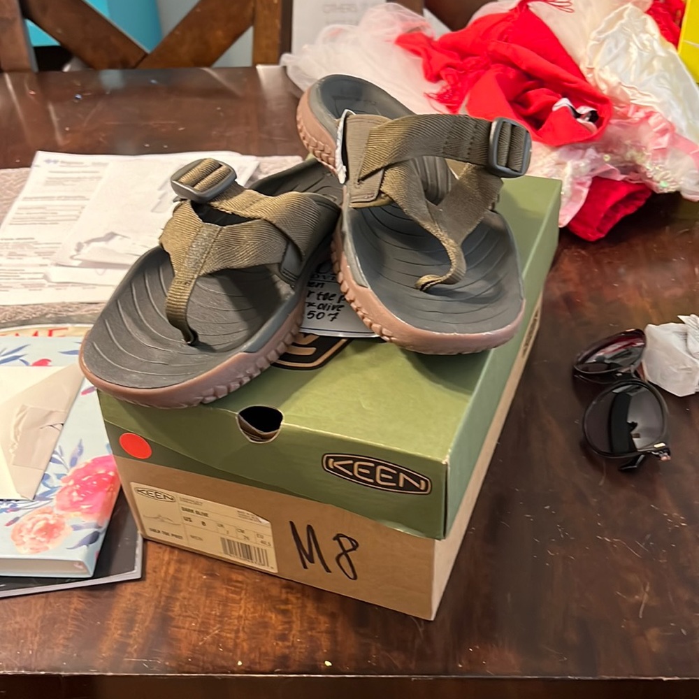 Mens 8 Keen sandals